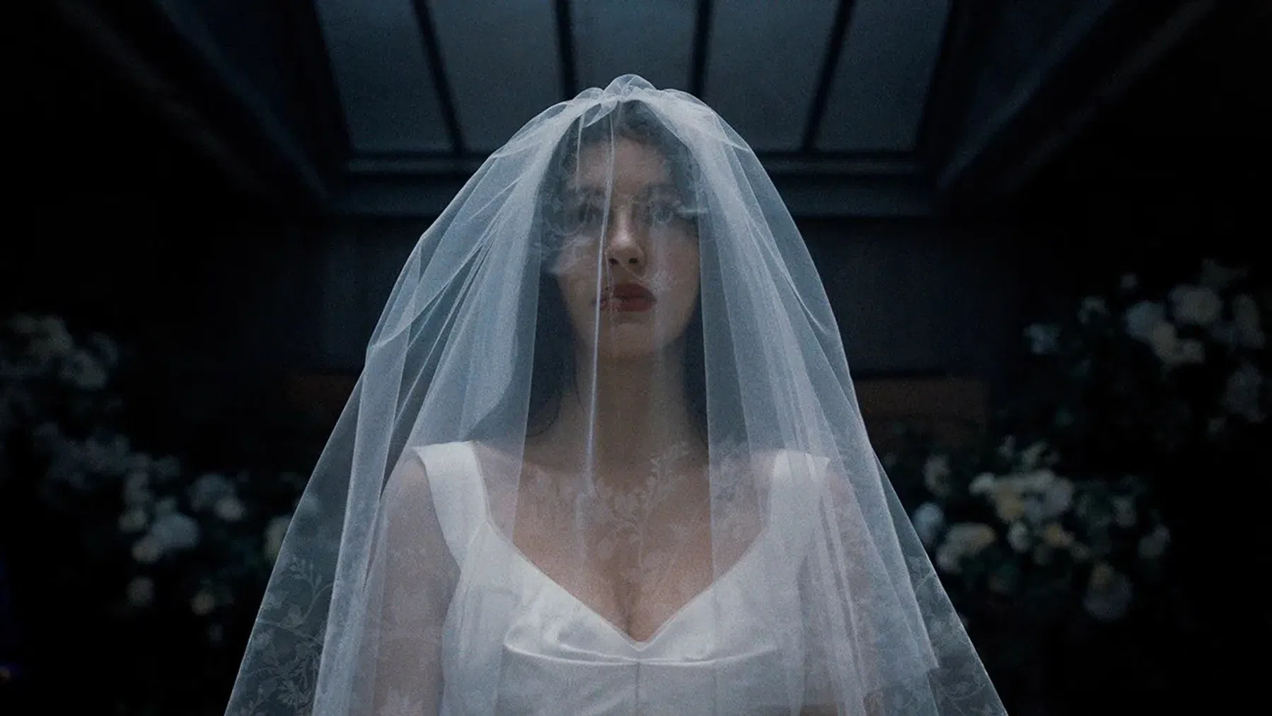 De bruiloft van Rachel staat centraal in de horrorserie.